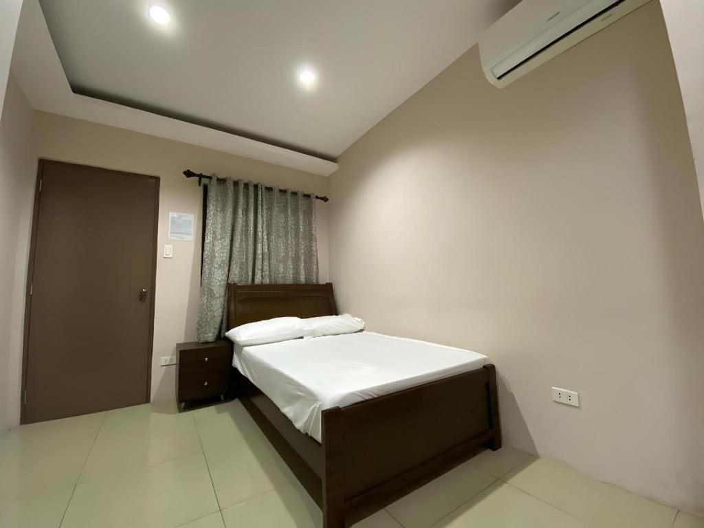 Oyo 766 Ichehan Apartments Манила Екстериор снимка