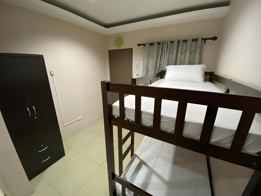 Oyo 766 Ichehan Apartments Манила Екстериор снимка