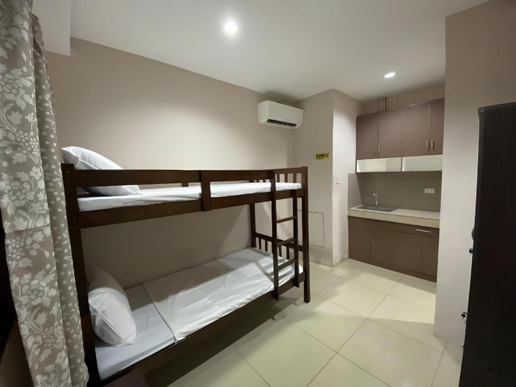 Oyo 766 Ichehan Apartments Манила Екстериор снимка