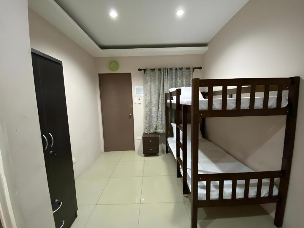 Oyo 766 Ichehan Apartments Манила Екстериор снимка