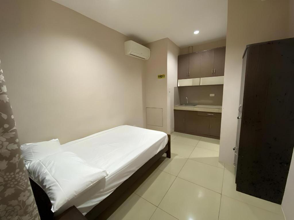 Oyo 766 Ichehan Apartments Манила Екстериор снимка