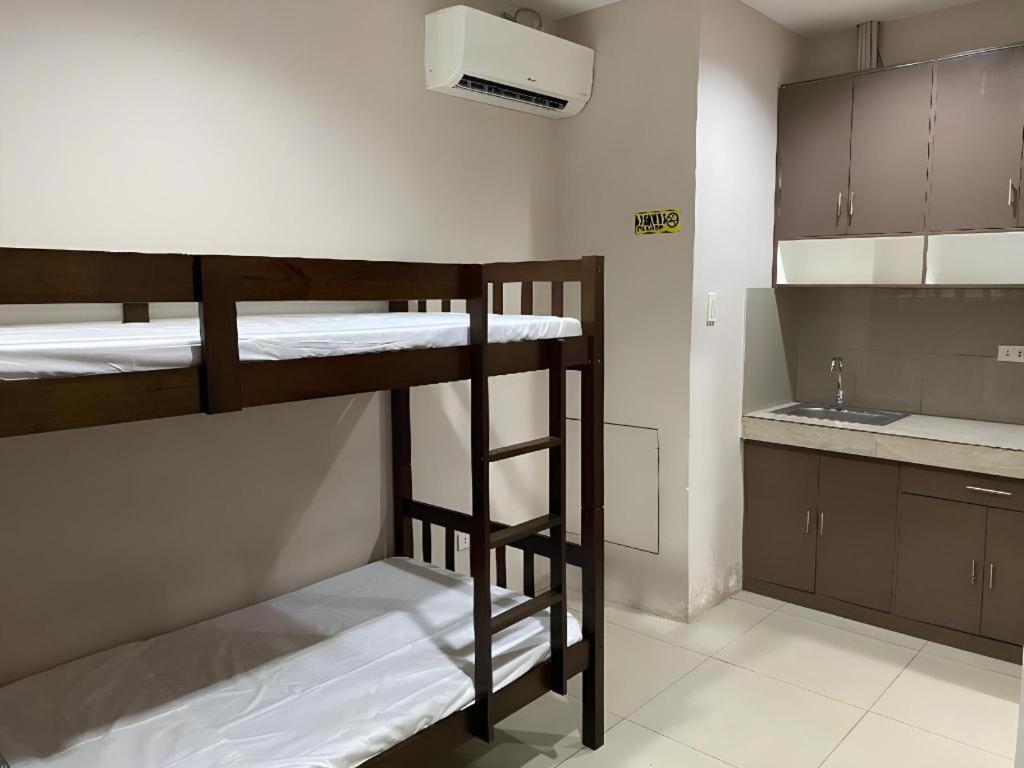 Oyo 766 Ichehan Apartments Манила Екстериор снимка